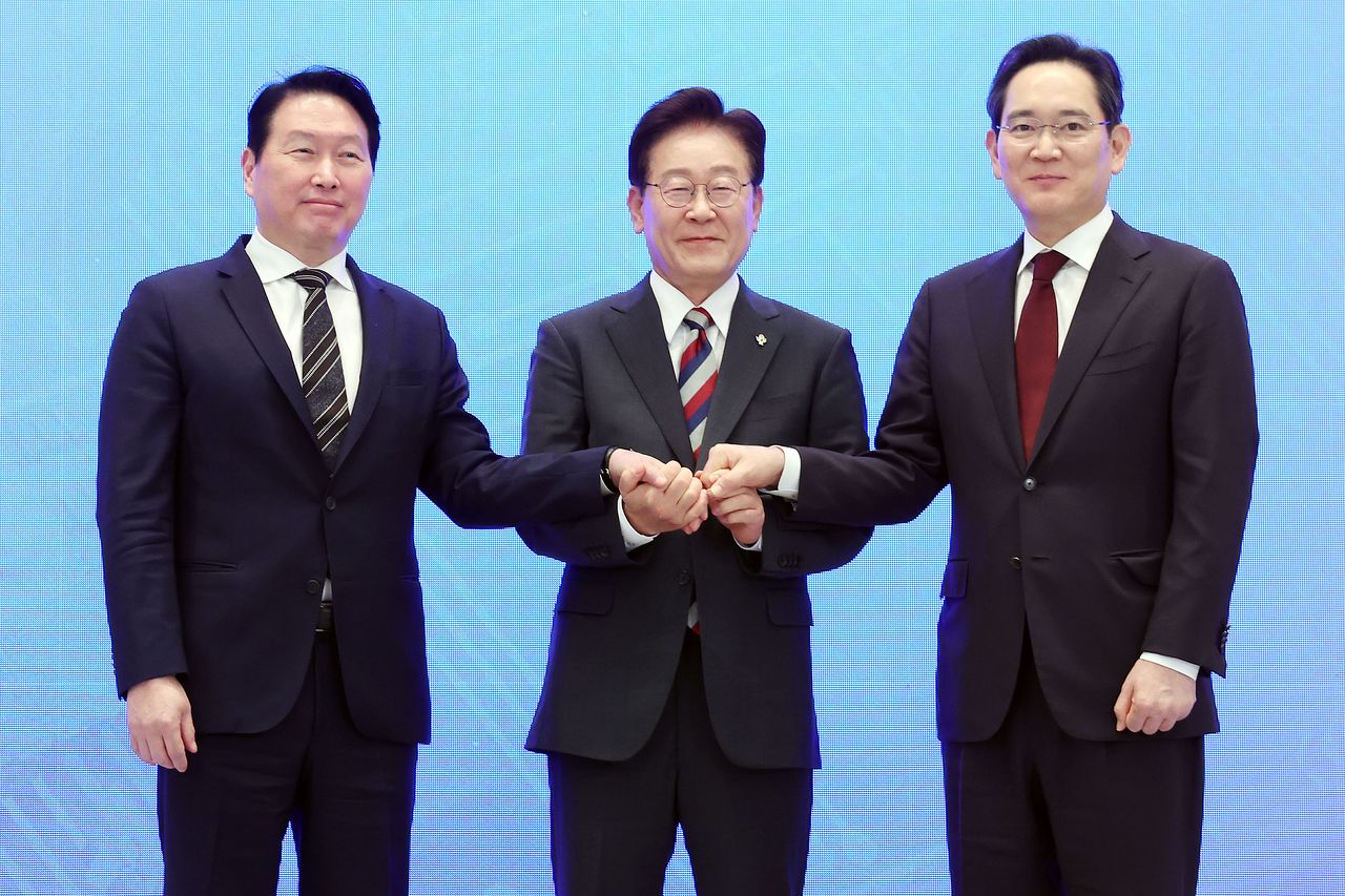 (서울=뉴스1) 허경 기자 = 이재명 대통령과 이재용 삼성전자 회장, 최태원 SK그룹 회장이 29일 청와대 영빈관에서 열린 대한민국 대도약 3대 메가프로젝트 국민보고회에서 손을 맞잡고 있다. 2026.6.29/뉴스1
