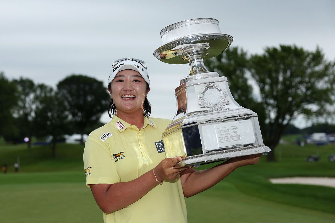 KPMG 여자 PGA 챔피언십 우승 트로피를 번쩍 들며 기뻐하는 유해란. [AFP=연합뉴스]