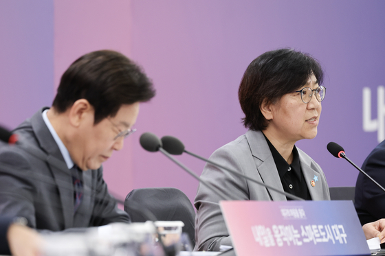 이재명 대통령이 2025년 10월 대구 엑스코에서 열린 타운홀 미팅에서 정은경 보건복지부 장관의 발언을 듣고 있다.[대통령실사진기자단]
