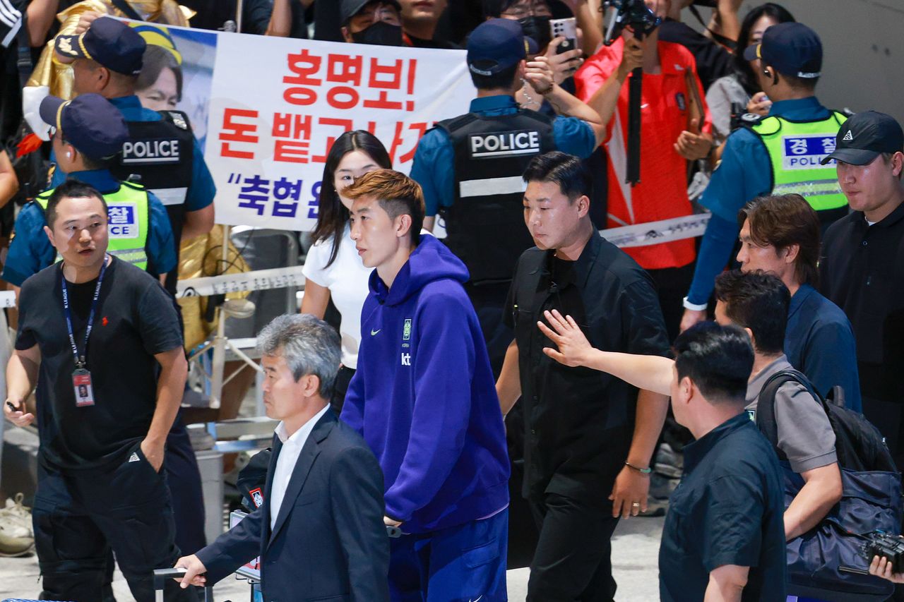 2026 북중미 월드컵 32강 진출 실패의 책임을 지고 사퇴한 홍명보 축구 국가대표팀 감독이 30일 오전 인천공항을 통해 귀국하고 있다. 김경록 기자