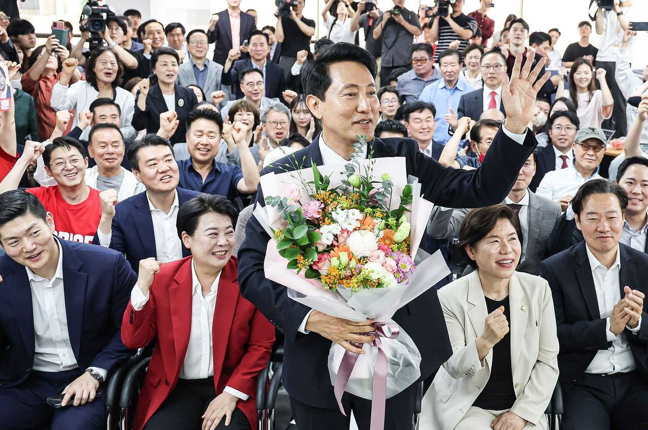 6.3 지방선거에서 서울시장에 당선된 오세훈 국민의힘 후보가 지난 4일 선거사무소에서 손을 흔들고 있다. [중앙포토]