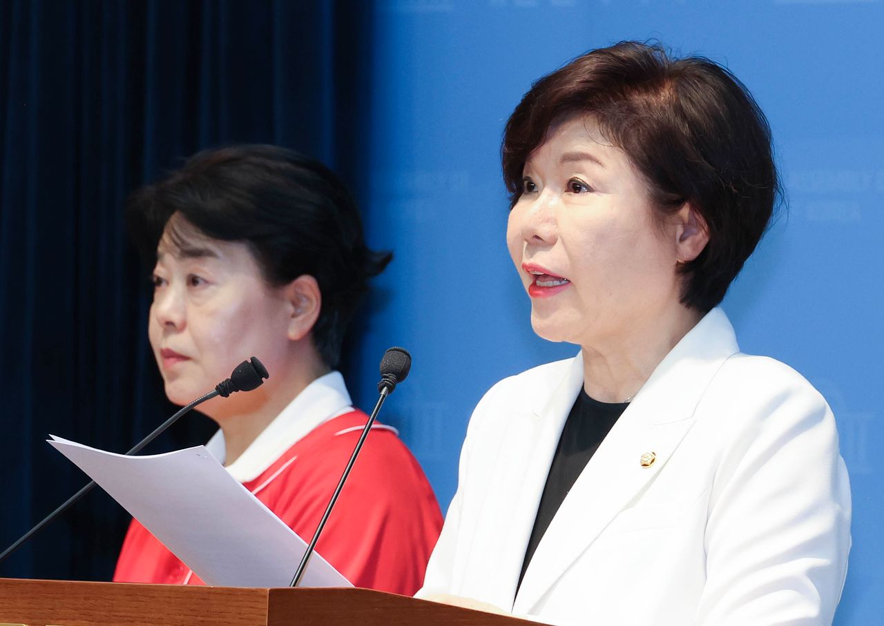 국민의힘 조은희 의원(오른쪽)과 윤희숙 전 의원이 지난 5월 국회 소통관에서 기자회견을 하고 있다. 중앙포토