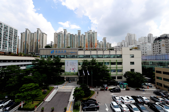 정부가 공공주택 공급 계획을 밝힌 서울 강남구청 청사 모습. 중앙포토 