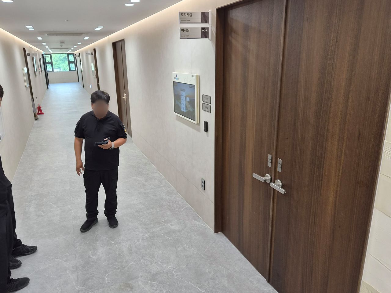 고위공직자범죄수사처가 30일 부정한 금전거래 의혹을 받는 김영환 충북지사의 집무실을 압수수색하고 있다. 사진은 집무실 앞 모습. 뉴스1