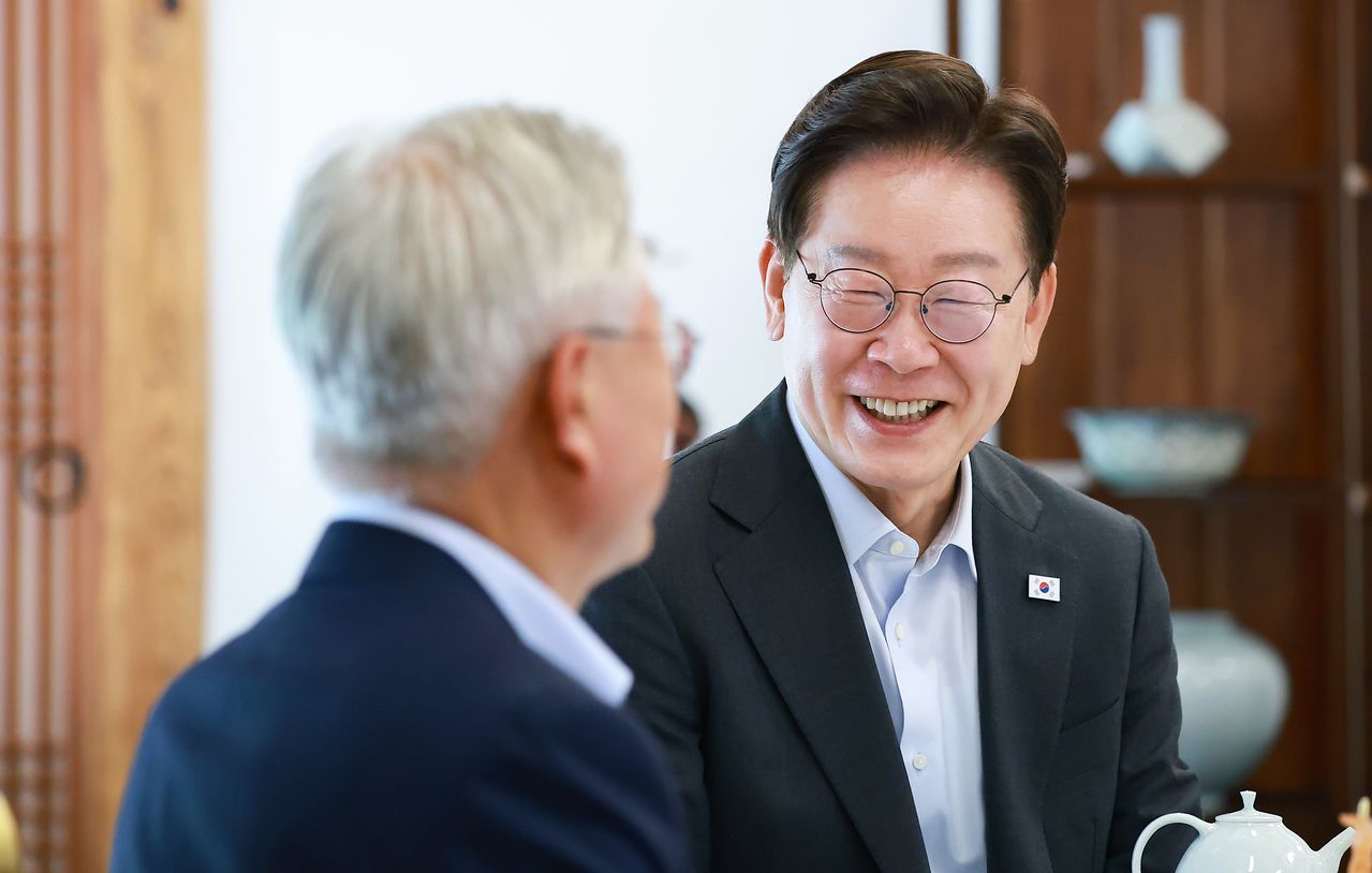 이재명 대통령이 1일 청와대 상춘재에서 오찬에 앞서 문재인 전 대통령의 인사말을 듣고 있다. 연합뉴스