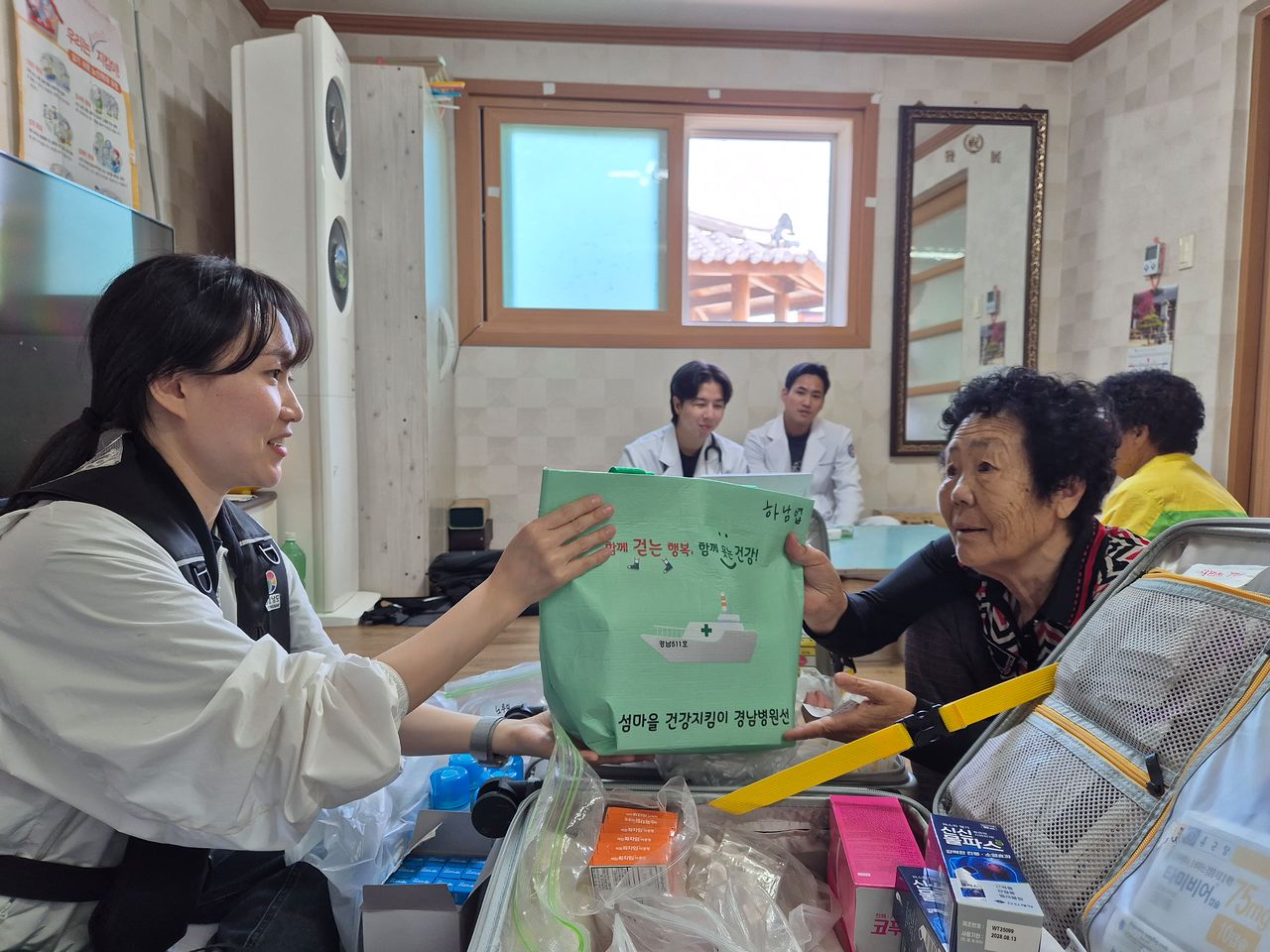 지난달 23일 오후 경남 통영시 수우도에 있는 수우마을 경로당에서 병원선(경남 511호) 의료진이 섬 주민들을 진료, 처방하고 있다. 안대훈 기자