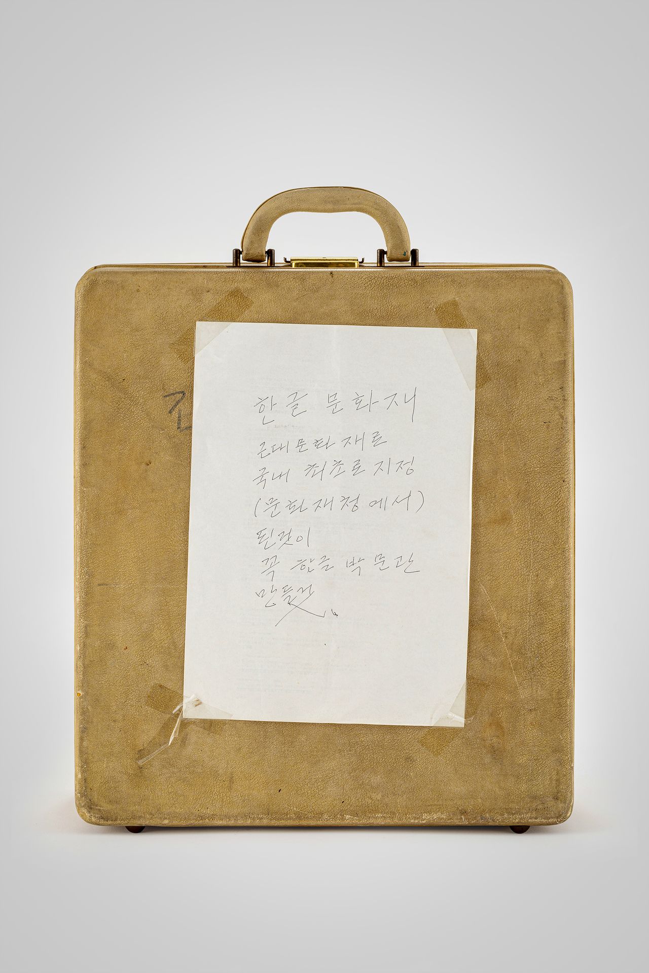 국립한글박물관은 2026년 상반기 동안 한글 관련 문화유산 총 71건 659점을 개인 및 기관으로부터 기증받았다고 1일 밝혔다. 사진은 국가등록문화유산 '공병우 세벌식 타자기'(1949년)가 든 가방으로 이수창씨의 메모가 붙어 있다. 사진 국립한글박물관