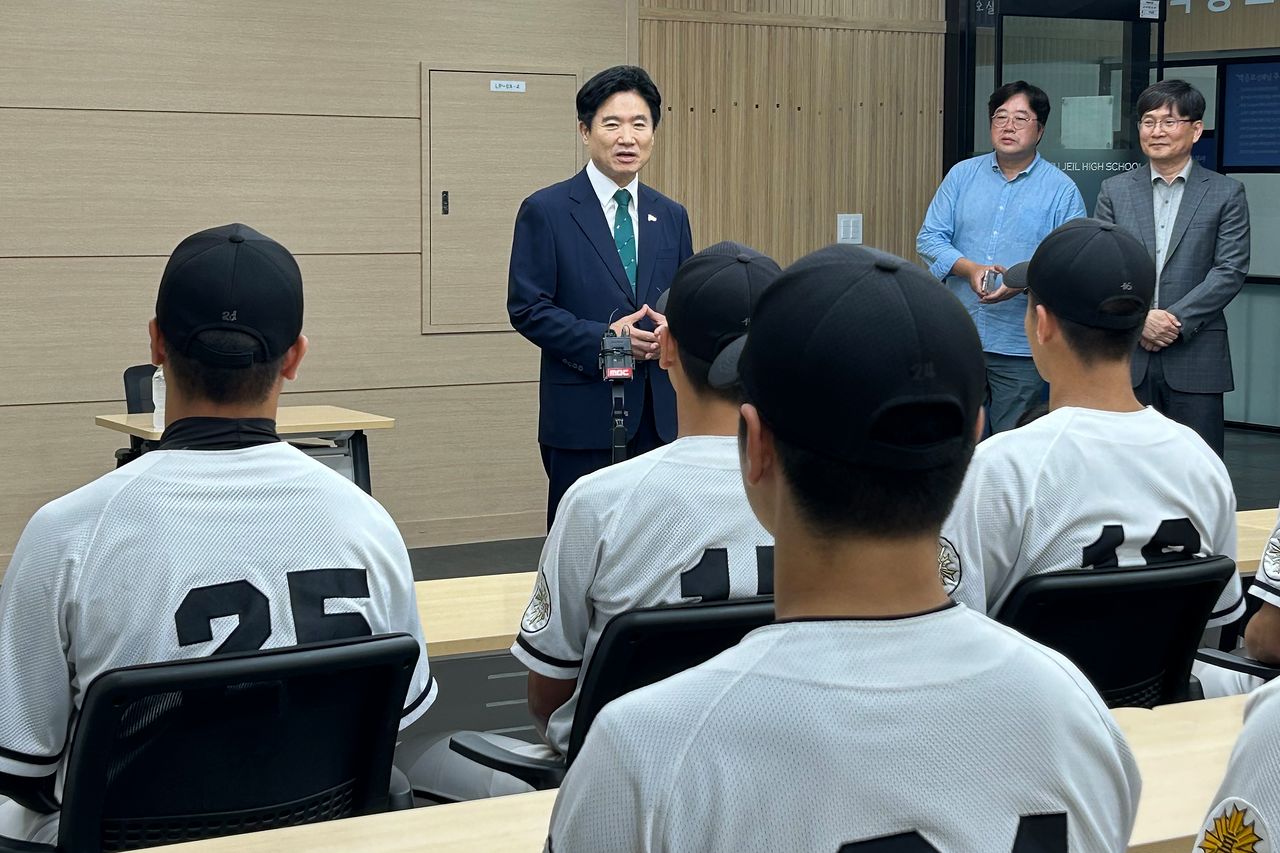 김대중 전남광주통합특별시교육감이 취임 첫날인 1일 오후 광주제일고등학교를 방문해 최근 전국대회 경기에서 상대 팀인 배재고 선수단의 지역 비하성 응원으로 상처를 입은 야구부를 위로하고 있다. 연합뉴스