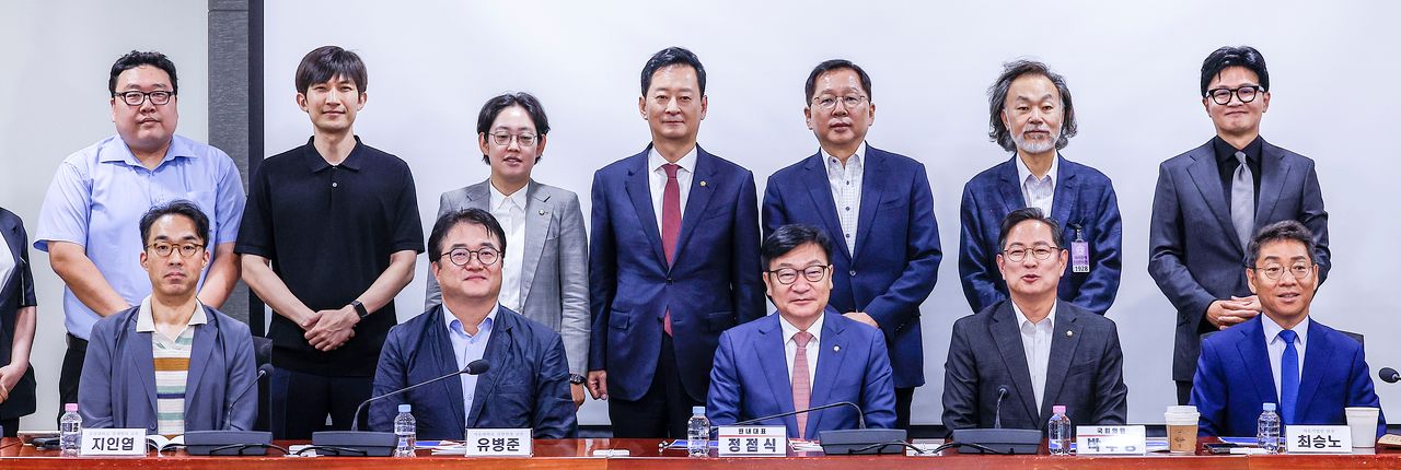정점식 국민의힘 원내대표와 한동훈 무소속 의원을 비롯한 참석자들이 1일 서울 여의도 국회 의원회관에서 열린 ‘상속세 개편의 경제적 효과’ 토론회에서 기념촬영을 하고 있다. 뉴시스