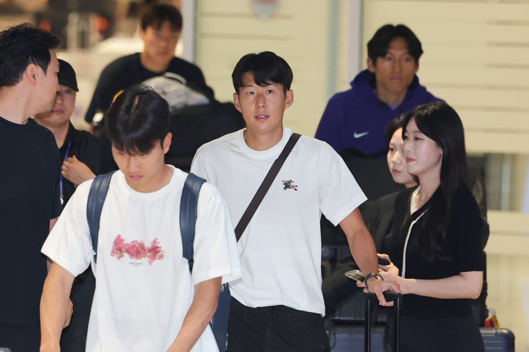 2026 북중미 월드컵을 마친 한국 축구대표팀 손흥민이 1일 인천국제공항 제2여객터미널을 통해 귀국하고 있다. 연합뉴스