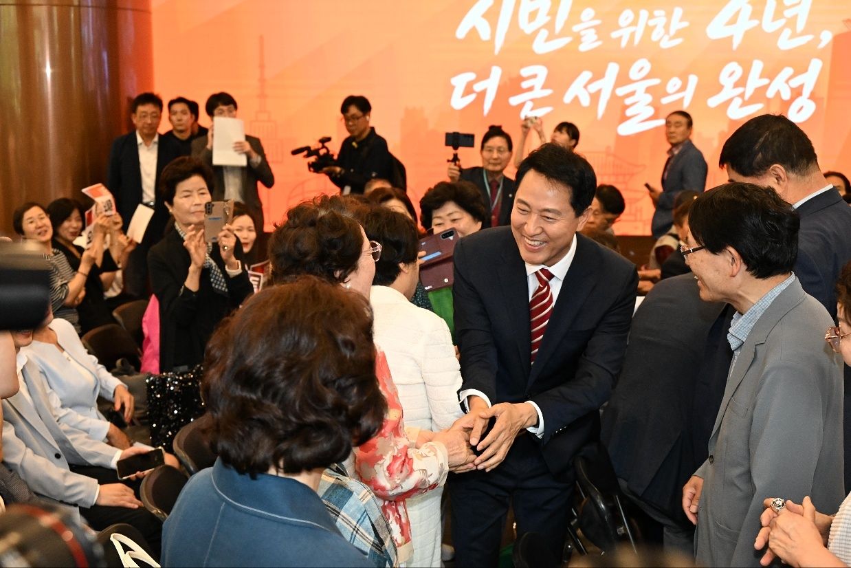 1일 서울시청사에서 열린 취임식에서 오세훈 시장이 시민과 악수하고 있다. 사진 서울시