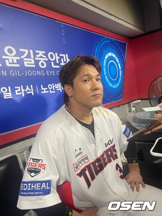 김선빈이 1798안타 기록을 세우고 인터뷰에 응하고 있다./OSEN DB
