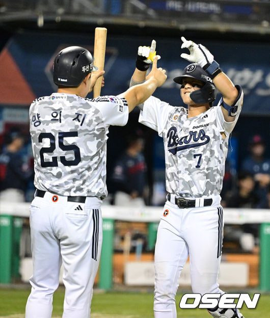 [OSEN=잠실, 지형준 기자] 30일 서울 잠실야구장에서 2026 신한 SOL KBO리그 두산 베어스와 롯데 자이언츠의 경기가 열렸다.이날 두산은 최민석, 롯데는 박세웅을 선발로 내세웠다.6회말 2사 1,2루에서 두산 박찬호가 좌월 스리런포를 날리며 양의지의 축하를 받고 있다. 2026.06.30 / jpnews@osen.co.kr