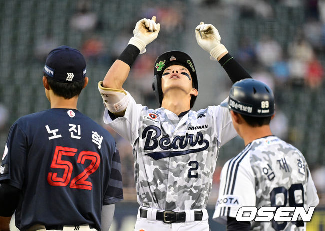 [OSEN=잠실, 지형준 기자] 30일 서울 잠실야구장에서 2026 신한 SOL KBO리그 두산 베어스와 롯데 자이언츠의 경기가 열렸다.이날 두산은 최민석, 롯데는 박세웅을 선발로 내세웠다.4회말 1사에서 두산 김민석이 우전 안타를 날리며 세리머니를 하고 있다. 2026.06.30 / jpnews@osen.co.kr