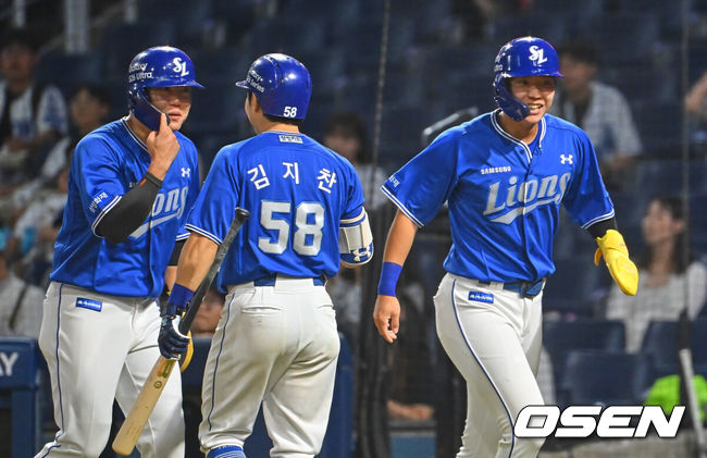 [OSEN=창원, 이석우 기자] 30일 창원NC파크에서 2026 신한 SOL KBO 리그 NC 다이노스와 삼성 라이온즈의 경기가 열렸다. 홈팀 NC는 테일러가, 방문팀 삼성은 오러클린이 선발 출전했다. 삼성 라이온즈 류지혁과 김현준이 9회초 2사 만루 양우현의 우익수 앞 2타점 안타때 득점을 올리고 하이파이브를 하고 있다. 2026.06.30 / foto0307@osen.co.kr