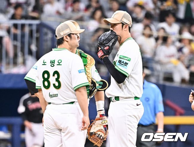 [OSEN=고척, 박준형 기자] 30일 서울 고척스카이돔에서 2026 신한 SOL KBO리그 키움 히어로즈와 LG 트윈스의 경기가 진행됐다.이날 키움은 안우진을, LG는 톨허스트를 선발투수로 내세웠다.  6회초 2사 1,2루 키움 선발투수 안우진이 교체되고 있다.      2026.06.30 / soul1014@osen.co.kr