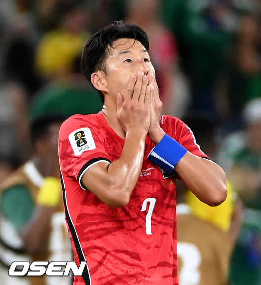 [OSEN=몬테레이(멕시코), 이대선 기자] 홍명보 감독이 이끄는 대한민국 축구대표팀은 25일(이하 한국시간) 오전 10시 멕시코 몬테레이 스타디움에서 개최된 2026 국제축구연맹(FIFA) 북중미 월드컵 조별리그 A조 최종전에서 남아프리카공화국에게 0-1 충격패를 당했다.1승2패가 된 한국은 A조 3위로 밀리며 32강 자력진출에 실패했다. 한국은 나머지 조들의 상황을 따져보고 32강에 진출할 가능성은 남아있다.경기 종료 후 대한민국 손흥민이 패배에 아쉬워하고 있다. 2026.06.25 /sunday@osen.co.kr