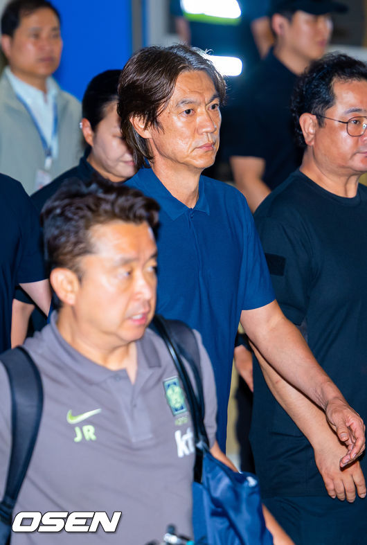 [OSEN=인천공항, 민경훈 기자] 32강 진출에 실패한 대한민국 축구대표팀 중 홍명보 감독을 비롯해 김민재, 황희찬, 설영우, 이강인 등 선수 8명이 30일 새벽  인천국제공항을 통해 귀국했다. 손흥민 등 나머지 선수들은 쪼개져서 각자 귀국한다. 대표팀 귀국 본진은 30일 새벽 인천공항에 도착할 예정이다. 홍명보 감독이 입국하고 있다. 2026.06.30 / rumi@osen.co.kr