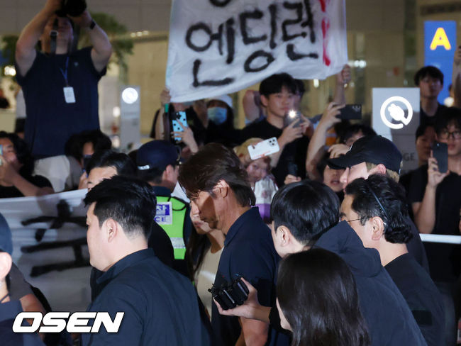 [OSEN=인천공항, 민경훈 기자] 32강 진출에 실패한 대한민국 축구대표팀 중 홍명보 감독을 비롯해 김민재, 황희찬, 설영우, 이강인 등 선수 8명이 30일 새벽  인천국제공항을 통해 귀국했다. 손흥민 등 나머지 선수들은 쪼개져서 각자 귀국한다. 대표팀 귀국 본진은 30일 새벽 인천공항에 도착한다.홍명보 감독과 대표팀 선수들이 입국하고 있다. 2026.06.30 / rumi@osen.co.kr