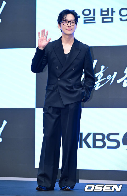 [OSEN=지형준 기자] KBS 2TV 새 토일 미니시리즈 ‘결혼의 완성’ 제작발표회가 1일 서울 구로구 신도림 더 세인트에서 열렸다.‘결혼의 완성’은 이혼 직전 납치된 아내를 구하기 위해 인면수심의 범죄자와 극한 사투를 벌이게 된 한 남자의 위험천만한 범죄스릴러다.배우 남궁민이 포토타임을 하고 있다. 2026.07.01 / jpnews@osen.co.kr