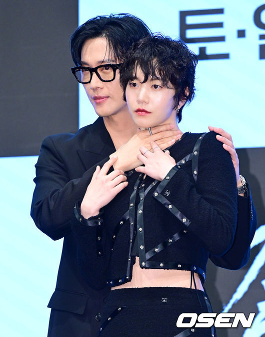 [OSEN=지형준 기자] KBS 2TV 새 토일 미니시리즈 ‘결혼의 완성’ 제작발표회가 1일 서울 구로구 신도림 더 세인트에서 열렸다.‘결혼의 완성’은 이혼 직전 납치된 아내를 구하기 위해 인면수심의 범죄자와 극한 사투를 벌이게 된 한 남자의 위험천만한 범죄스릴러다.배우 남궁민, 이설이 포토타임을 하고 있다. 2026.07.01 / jpnews@osen.co.kr