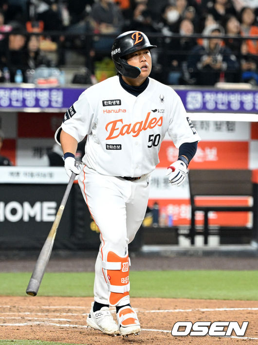 [OSEN=대전, 이대선 기자] 2일 대전 한화생명볼파크에서 2026 신한 SOL KBO리그 한화 이글스와 KT 위즈의 경기가 열렸다.이날 한화는 문동주, KT는 오원석을 선발로 내세웠다.7회말 무사에서 한화 강백호가 우월 솔로 홈런을 치고 있다. 2026.04.02 /sunday@osen.co.kr
