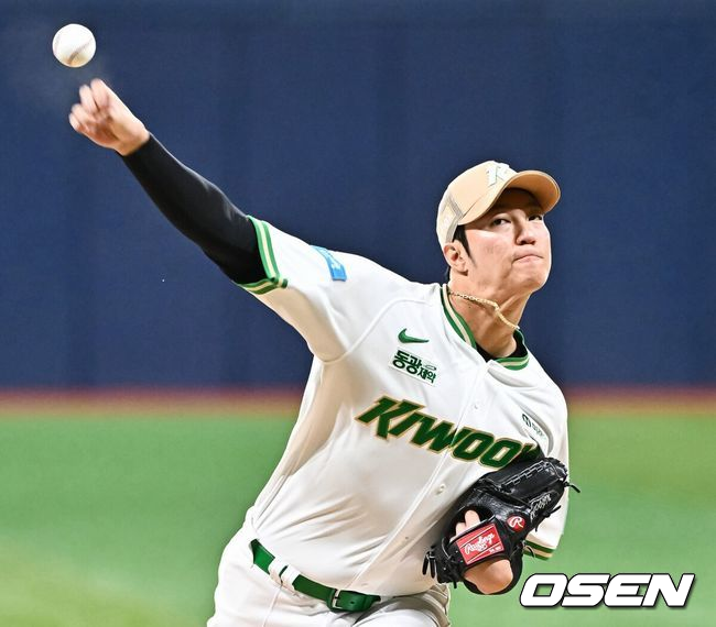 [OSEN=고척, 박준형 기자] 30일 서울 고척스카이돔에서 2026 신한 SOL KBO리그 키움 히어로즈와 LG 트윈스의 경기가 진행됐다.이날 키움은 안우진을, LG는 톨허스트를 선발투수로 내세웠다.  1회초 키움 선발투수 안우진이 역투하고 있다.   2026.06.30 / soul1014@osen.co.kr