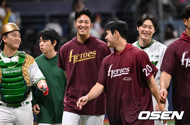 [OSEN=고척, 박준형 기자] 프로야구 키움 히어로즈가LG 트윈스에 승리했다.키움은30일 서울 고척 스카이돔에서 열린 2026 KBO리그 LG와 경기에서 6-0으로 승리했다.경기종료 후 5.2이닝 무실점 승리투수가 된 안우진이 미소 짓고 있다  2026.06.30 / soul1014@osen.co.kr