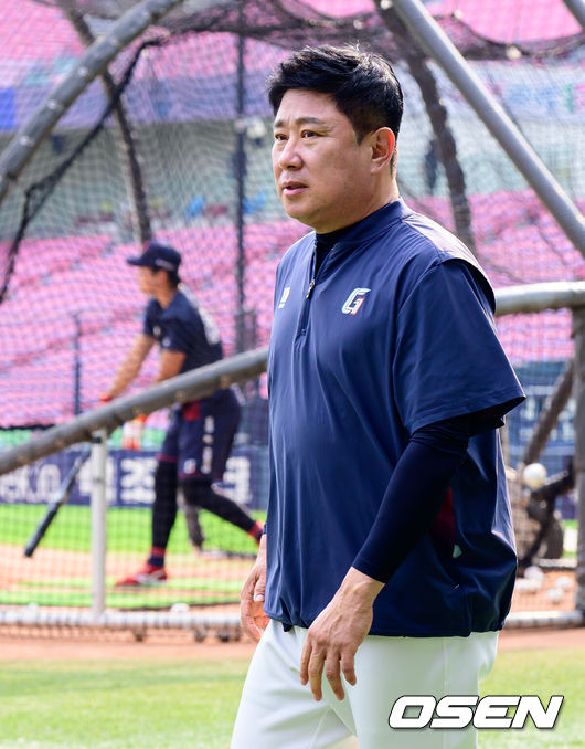 [OSEN=잠실, 지형준 기자] 30일 서울 잠실야구장에서 2026 신한 SOL KBO리그 두산 베어스와 롯데 자이언츠의 경기가 열렸다.이날 두산은 최민석, 롯데는 박세웅을 선발로 내세웠다.경기에 앞서 롯데 김태형 감독이 훈련을 지켜보고 있다. 2026.06.30 / jpnews@osen.co.kr
