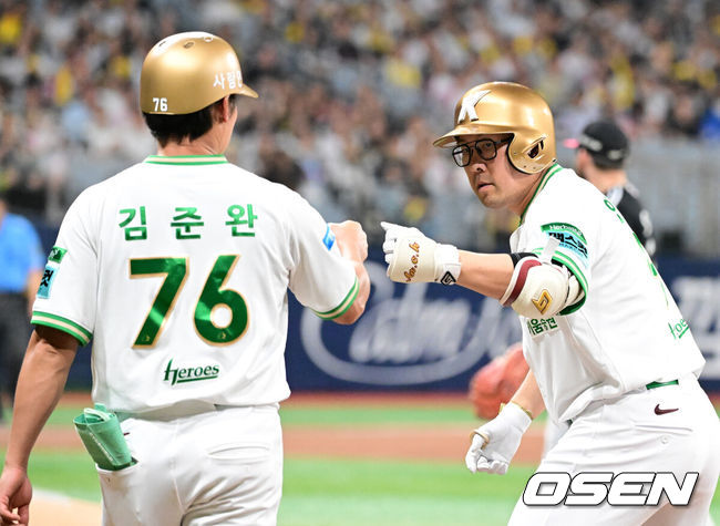[OSEN=고척, 지형준 기자] 1일 오후 서울 고척스카이돔에서 2026 신한 SOL KBO리그 키움 히어로즈와  LG 트윈스의 경기가 열렸다.이날 키움은 알칸타라, LG는 함덕주가 선발로 나섰다.3회말 2사 1,2루에서 키움 안치홍이 동점 1타점 우중간 적시타를 날리며 기뻐하고 있다. 2026.07.01 / jpnews@osen.co.kr