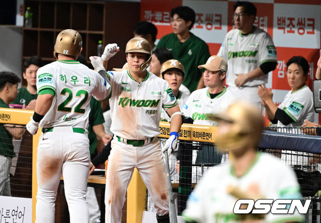 [OSEN=고척, 지형준 기자] 1일 오후 서울 고척스카이돔에서 2026 신한 SOL KBO리그 키움 히어로즈와  LG 트윈스의 경기가 열렸다.이날 키움은 알칸타라, LG는 함덕주가 선발로 나섰다.6회말 1사 2,3루에서 키움 히우라가 최주환의 2루땅볼에 득점하며 동료선수들과 하이파이브를 하고 있다. 2026.07.01 / jpnews@osen.co.kr
