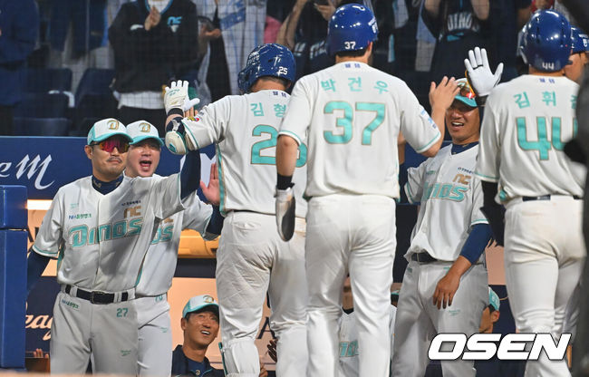 [OSEN=창원, 이석우 기자] 1일 창원NC파크에서 2026 신한 SOL KBO 리그 NC 다이노스와 삼성 라이온즈의 경기가 열렸다. 홈팀 NC는 토다가, 방문팀 삼성은 후라도가 선발 출전했다. NC 다이노스 이호준 감독이 7회말 2사 1,3루 좌중월 3점 홈런을 친 김형준과 선행 주자들을 반기고 있다. 2026.07.01 / foto0307@osen.co.kr