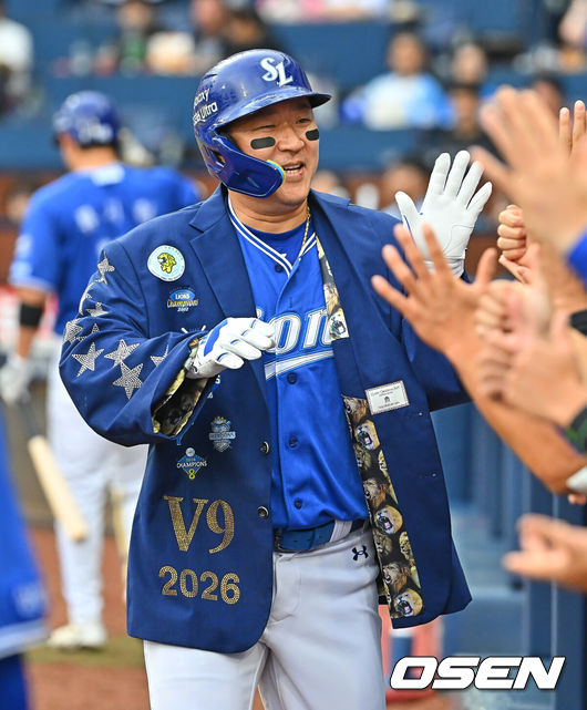 [OSEN=창원, 이석우 기자] 1일 창원NC파크에서 2026 신한 SOL KBO 리그 NC 다이노스와 삼성 라이온즈의 경기가 열렸다. 홈팀 NC는 토다가, 방문팀 삼성은 후라도가 선발 출전했다. 삼성 라이온즈 최형우가 2회초 좌월 솔로 홈런을 치고 하이파이브를 하고 있다. 2026.07.01 / foto0307@osen.co.kr