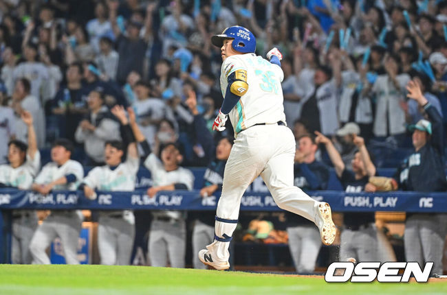 [OSEN=창원, 이석우 기자] 1일 창원NC파크에서 2026 신한 SOL KBO 리그 NC 다이노스와 삼성 라이온즈의 경기가 열렸다. 홈팀 NC는 토다가, 방문팀 삼성은 후라도가 선발 출전했다. NC 다이노스 권희동이 7회말 1사 2루 좌월 2점 홈런을 치고 세리머니를 하고 있다. 2026.07.01 / foto0307@osen.co.kr