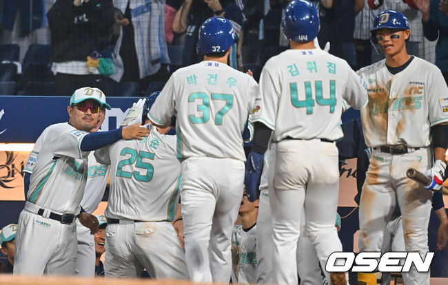 [OSEN=창원, 이석우 기자] 1일 창원NC파크에서 2026 신한 SOL KBO 리그 NC 다이노스와 삼성 라이온즈의 경기가 열렸다. 홈팀 NC는 토다가, 방문팀 삼성은 후라도가 선발 출전했다. NC 다이노스 이호준 감독이 7회말 2사 1,3루 좌중월 3점 홈런을 친 김형준과 선행 주자들을 반기고 있다. 2026.07.01 / foto0307@osen.co.kr