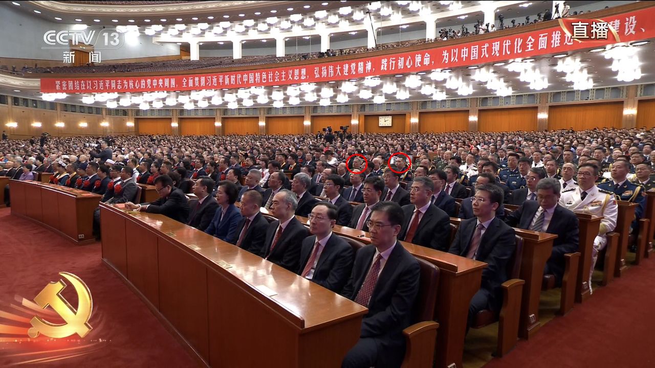 1일 오전 베이징 인민대회당에서 열린 중국공산당 창당 105주년 기념식에 새로운 상장(대장) 인사가 모습을 드러냈다. 붉은 동그라미 왼쪽이 장수광(張曙光) 육군 중장, 오른쪽이 왕강(王剛) 공군 중장이다. 상장 계급인 한성옌(韓勝延) 중부전구 사령관 좌우에 앉아 곧 상장 진급을 예고했다. 앞줄 오른쪽 두번째는 지난 4월 면직된 쑨웨이둥 전 외교부 부부장이 장관급인 중앙국가안전판공실 상무부주임 신분으로 참석했다. CC-TV 캡처