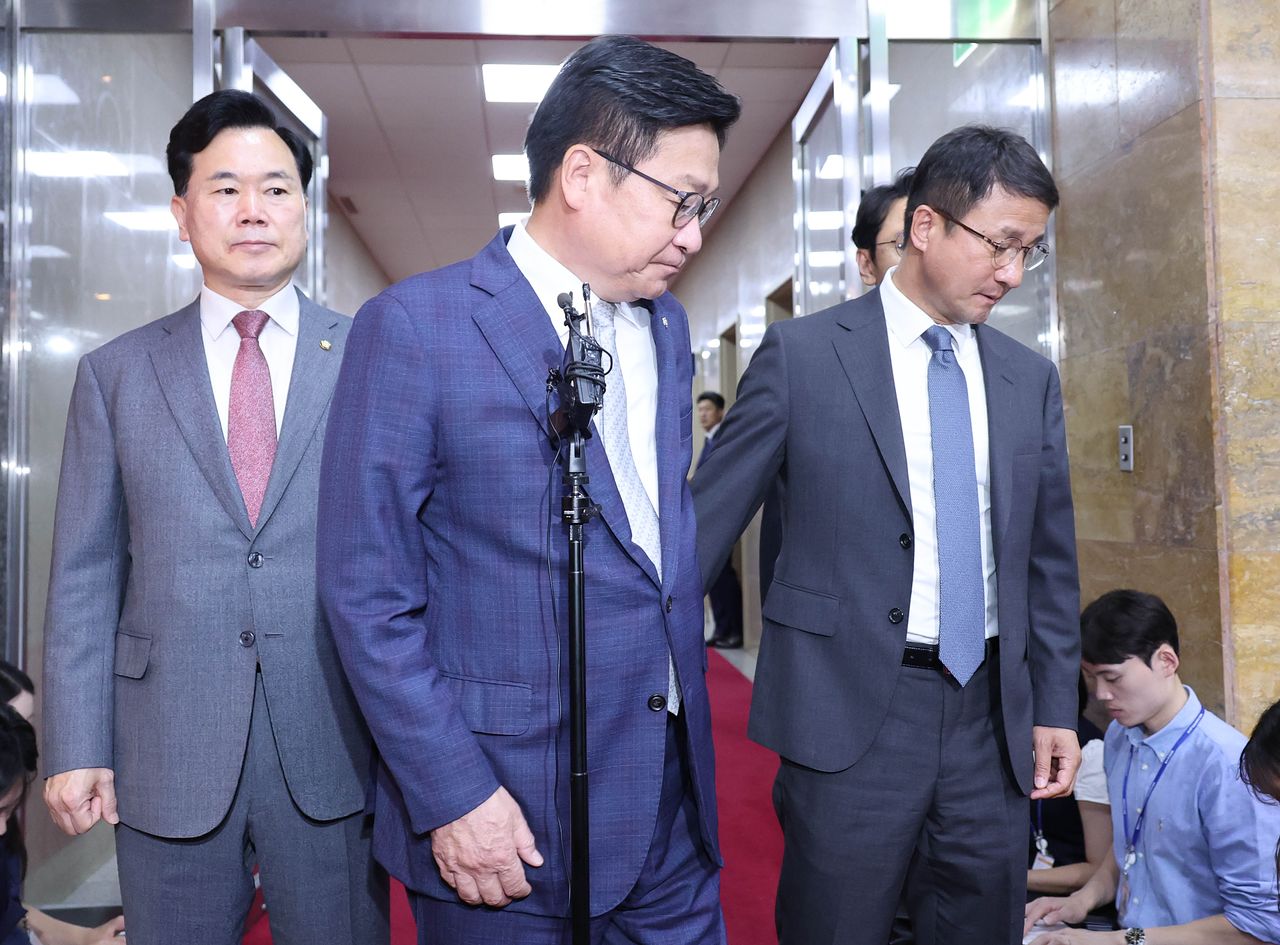 한병도 더불어민주당 원내대표와 정점식 국민의힘 원내대표가 30일 후반기 국회 원 구성과 관련해 조정식 국회의장과 회동한 후 협상하기 위해 이동하고 있다. 오른쪽부터 더불어민주당 한 원내대표, 국민의힘 정 원내대표, 김승수 원내운영수석부대표. 임현동 기자