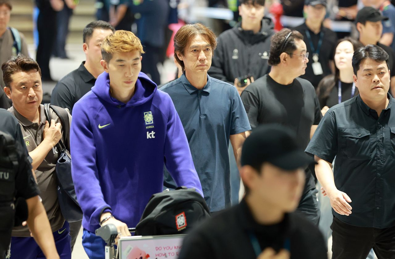 북중미 월드컵 32강 진출 실패의 책임을 지고 사퇴한 홍명보 축구 국가대표팀 감독이 30일 오전 인천공항을 통해 귀국하고 있다. 김경록 기자