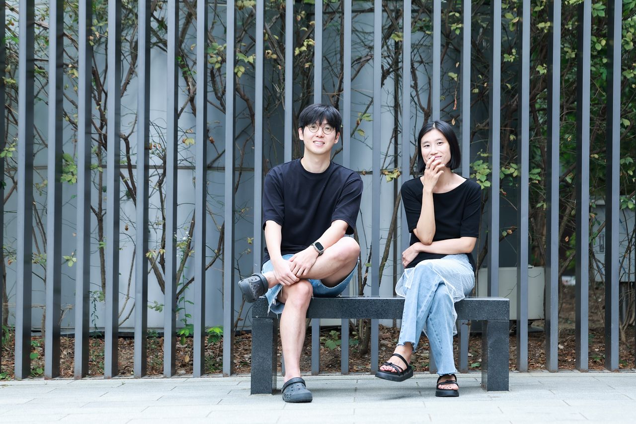 “수고스러운 일을 왜 저랑 하려고 하세요?” 이제야(오른쪽)는 매드클라운을 만났을 때 물었다. 그는 작사를 꾸준히 해 온 아티스트이기 때문. 인터뷰에서 매드클라운은 “시인들은 나보다 전문가”라고 담담하게 답했다. 권혁재 사진전문기자