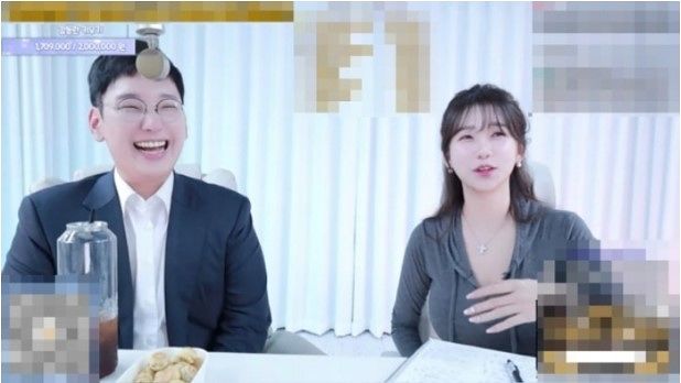 지난해 11월 감동란의 유튜브 라이브 방송에서 시각장애인 김예지 의원을 겨냥해 장애를 비하하거나 모욕적인 발언을 하는 박민영 국민의힘 미디어대변인(왼쪽)과 유튜버 감동란(김소은). 감동란 유튜브 캡처