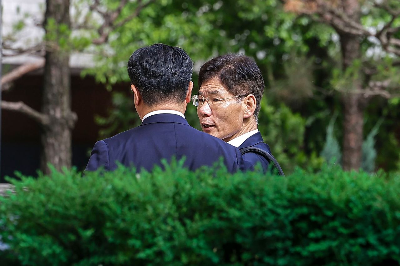 내란부화수행 혐의를 받는 안성식 전 해양경찰청 기획조정관이 1일 경기 과천시 2차 종합특검 사무실로 출석해 조사를 받기 위해 대기하고 있다. 뉴시스