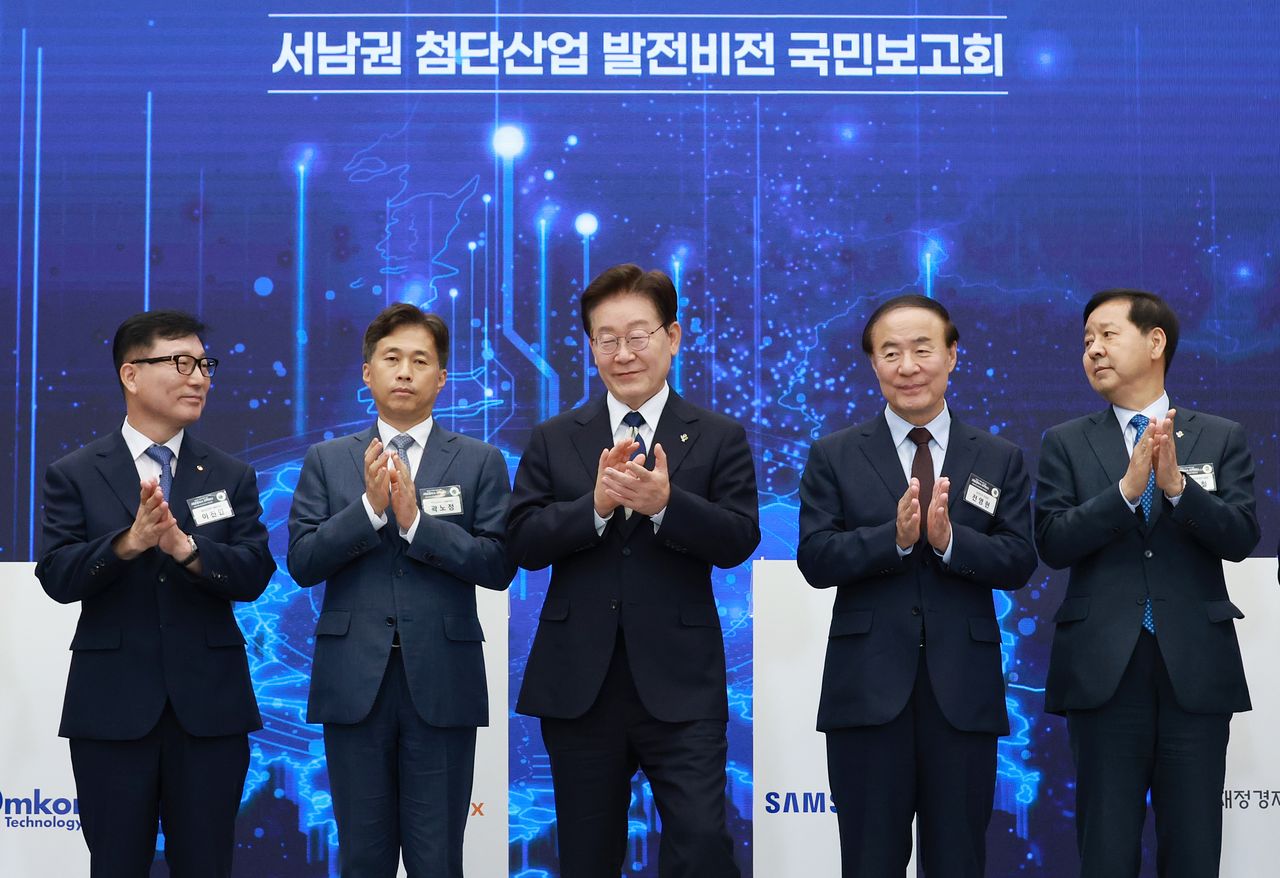 이재명 대통령이 30일 광주 김대중컨벤션센터에서 열린 서남권 첨단산업 발전비전 국민보고회에서 정부와 기업의 MOU체결식이 끝난 뒤 참석자들과 박수치고 있다.   왼쪽부터 이진안 앰코테크놀로지코리아 대표, 곽노정 SK하이닉스 대표, 이재명 대통령, 전영현 삼성전자 부회장, 구윤철 부총리 겸 재정경제부 장관.연합뉴스