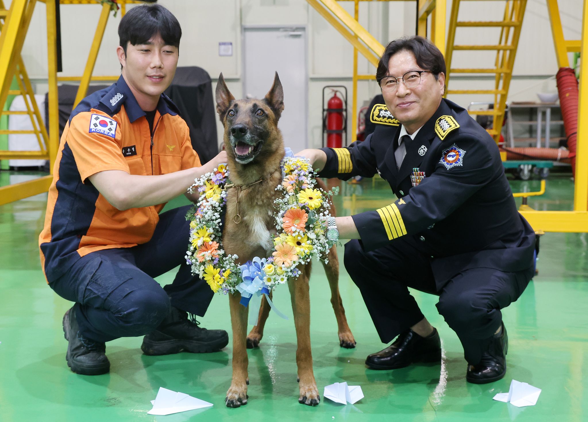 충성이가 안성호 부산119특수대응단장(오른쪽), 송우영 소방장과 기념촬영하고 있다.