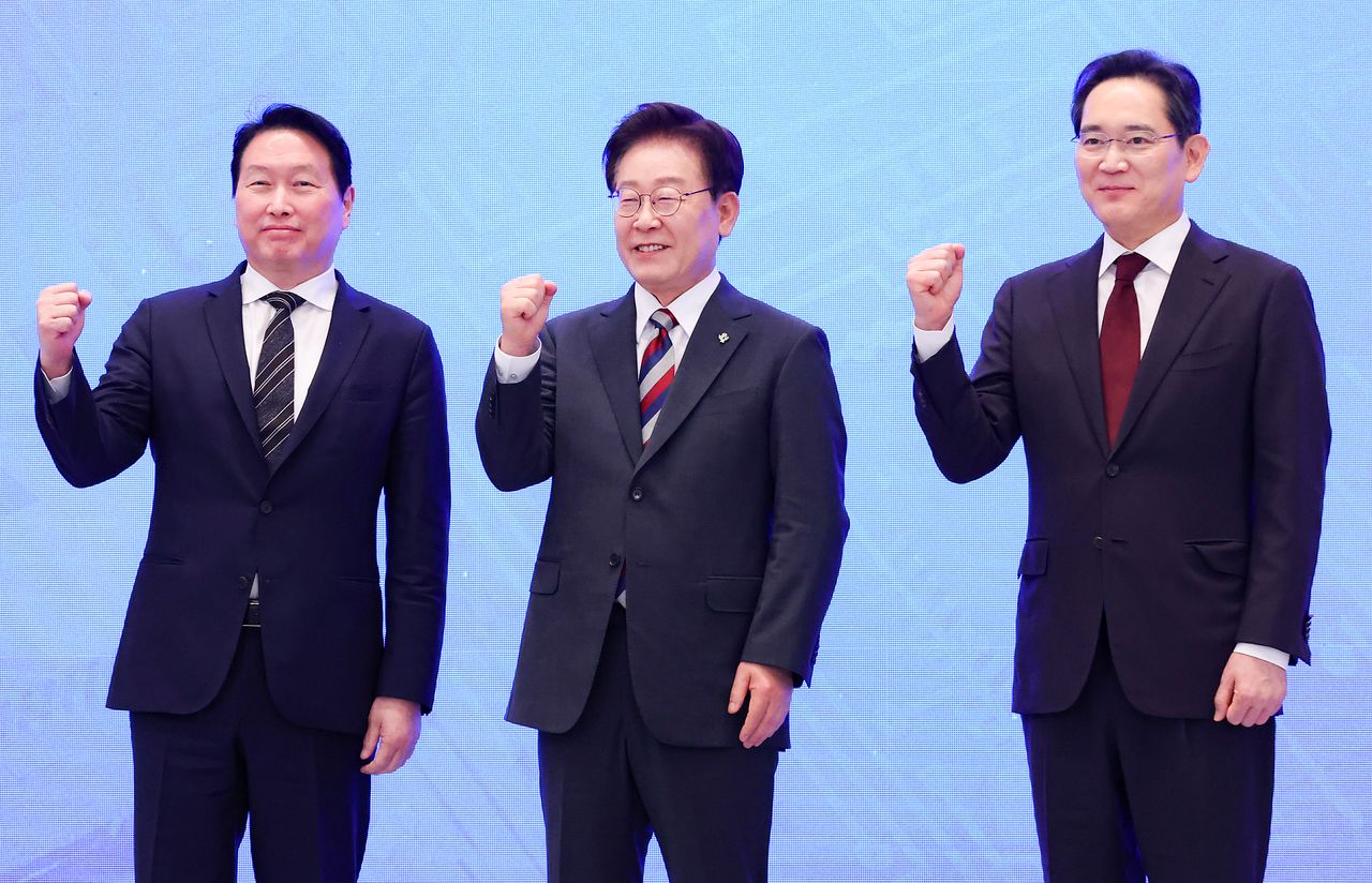 이재명 대통령과 이재용 삼성전자 회장, 최태원 에스케이(SK)그룹 회장이 29일 청와대에서 열린 ‘대한민국 대도약 3대 메가프로젝트 국민보고회’에서 파이팅을 외치고 있다. 청와대사진기자단
