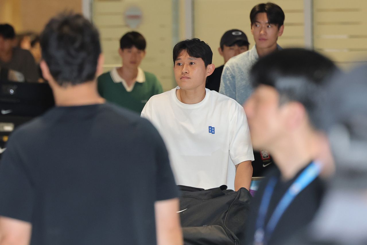 2026 북중미 월드컵을 마친 한국 축구대표팀 이동경이 1일 인천국제공항 제2여객터미널을 통해 귀국하고 있다. 연합뉴스