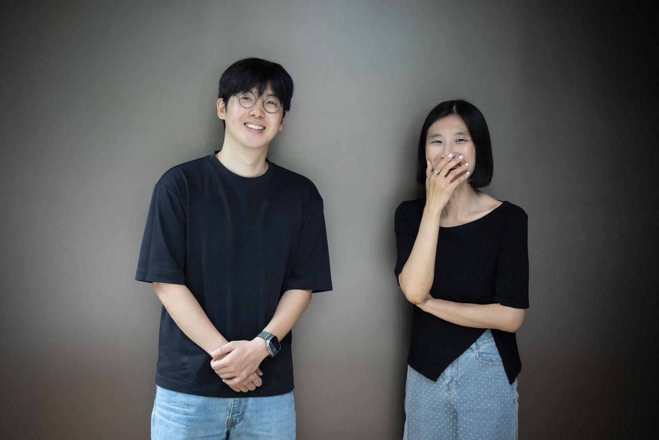 이제야(오른쪽)는 ‘티났어’를 듣고 여름밤이 떠오른다고 했다. 둘의 작사 협업으로 나온 ‘티났어’는 매드클라운(왼쪽)과 인디 가수 죠지가 불렀다. 권혁재 사진전문기자