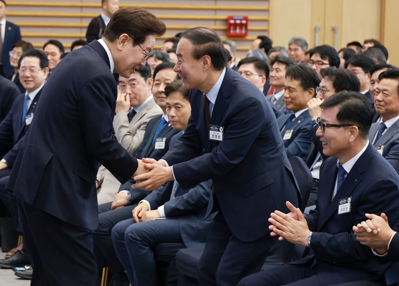 이재명 대통령이 30일 광주 김대중 컨벤션센터에서 열린 서남권 첨단산업 발전비전 국민보고회에서 전영현 삼성전자 부회장과 인사하고 있다. 뉴스1