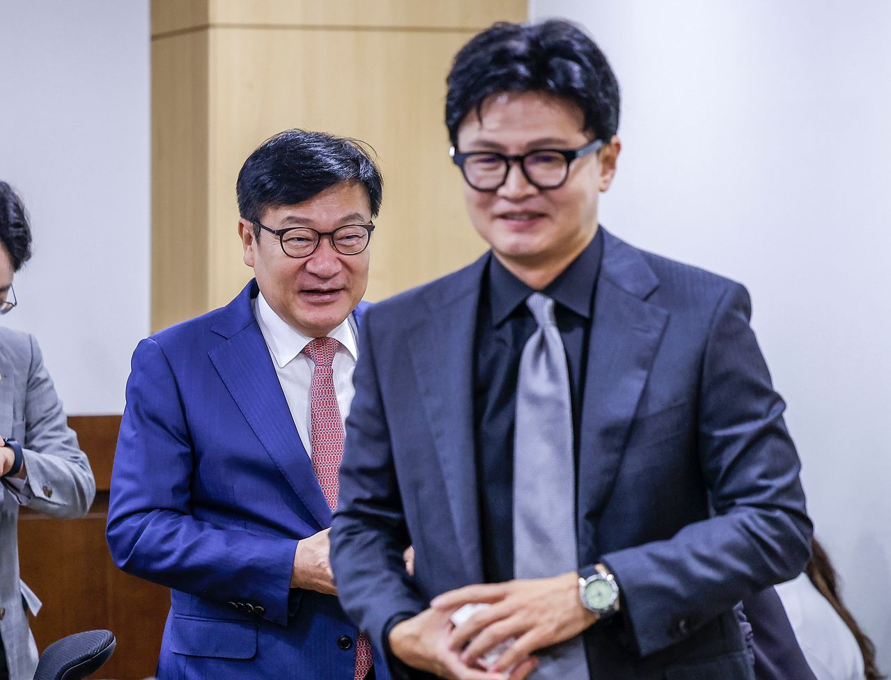 정점식 국민의힘 원내대표와 한동훈 무소속 의원이 1일 서울 여의도 국회 의원회관에서 열린 ‘상속세 개편의 경제적 효과’ 토론회에서 이석하고 있다. 뉴시스