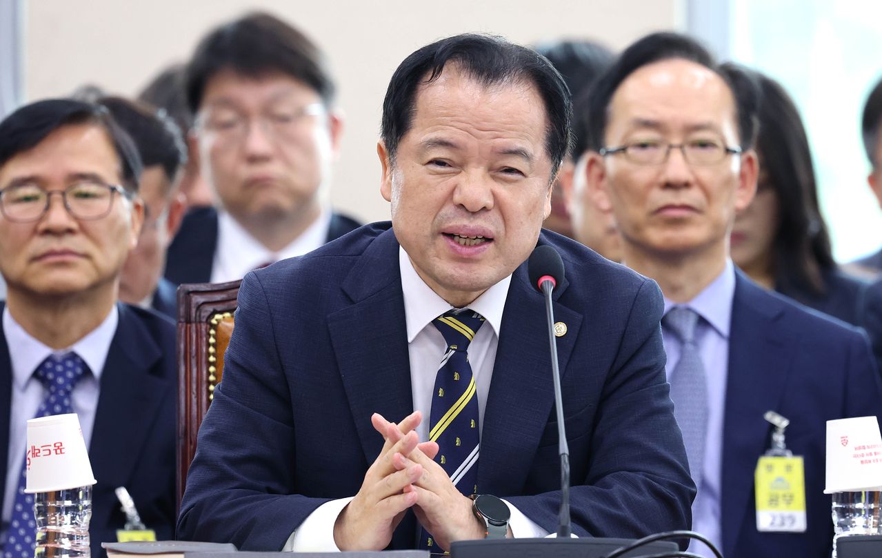 위철환 중앙선관위원장 직무대행이 1일 국회 투표용지부족사태등국민참정권침해진상규명및선거관리개혁을위한국정조사특별위원회에서 의원 질의에 답하고 있다. 임현동 기자