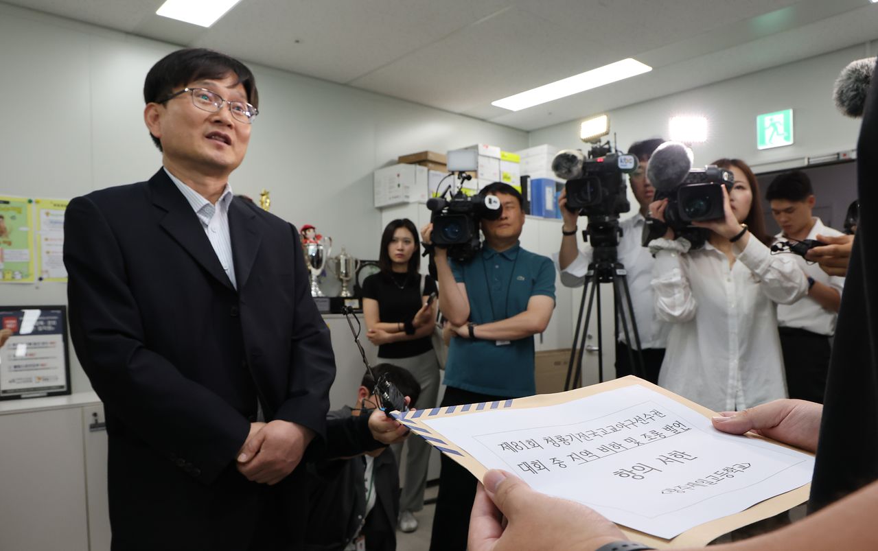 지난달 30일 서울 송파구 대한야구소프트볼협회에서 이규연 광주제일고 교장이 항의서한을 전달하고 있다. 연합뉴스 